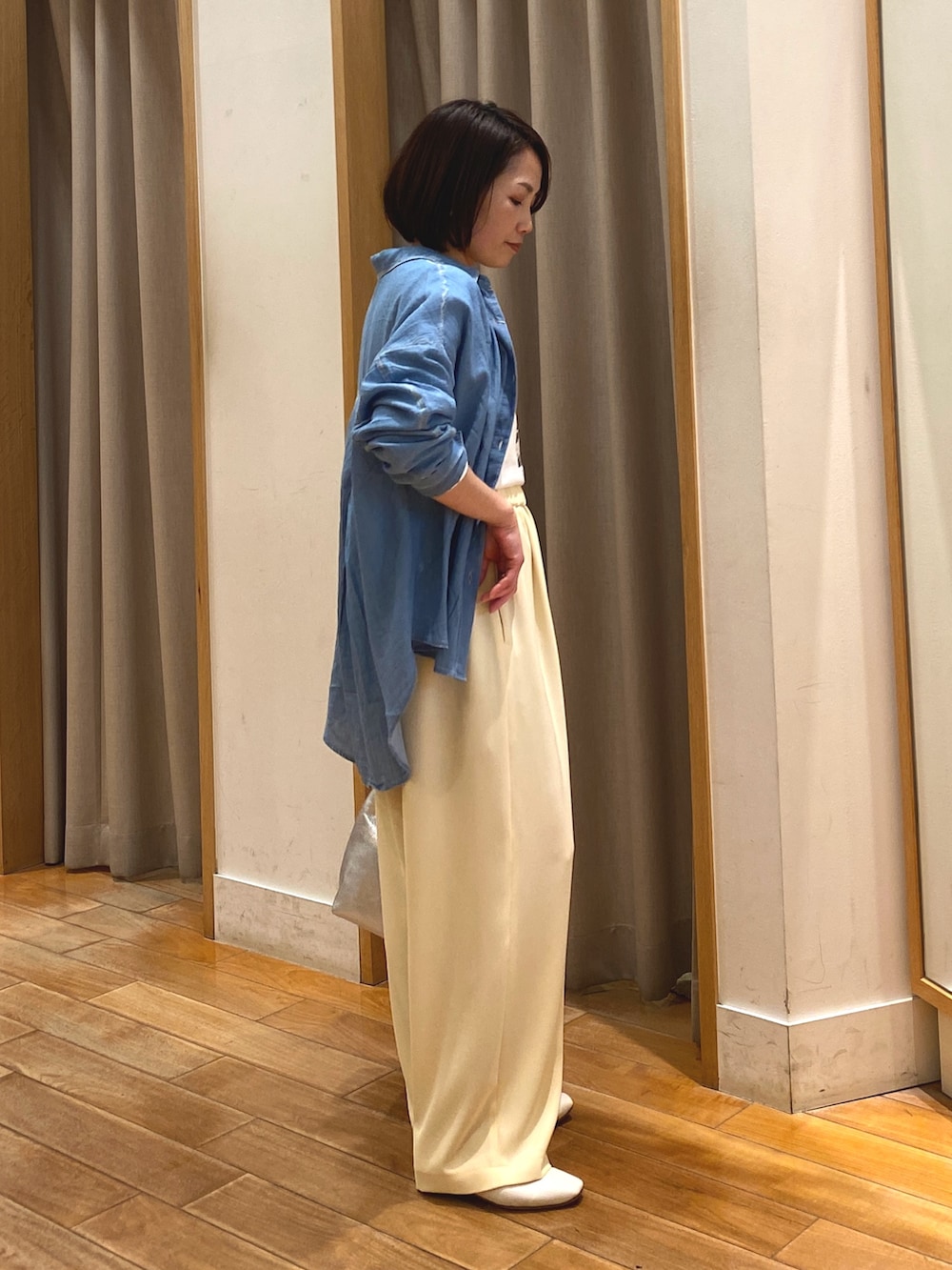 イエロー系のその他パンツ、ホワイト系のTシャツ/カットソー、ブルー系のシャツ/ブラウスを着用したレディースの春コーディネートの5枚目の写真