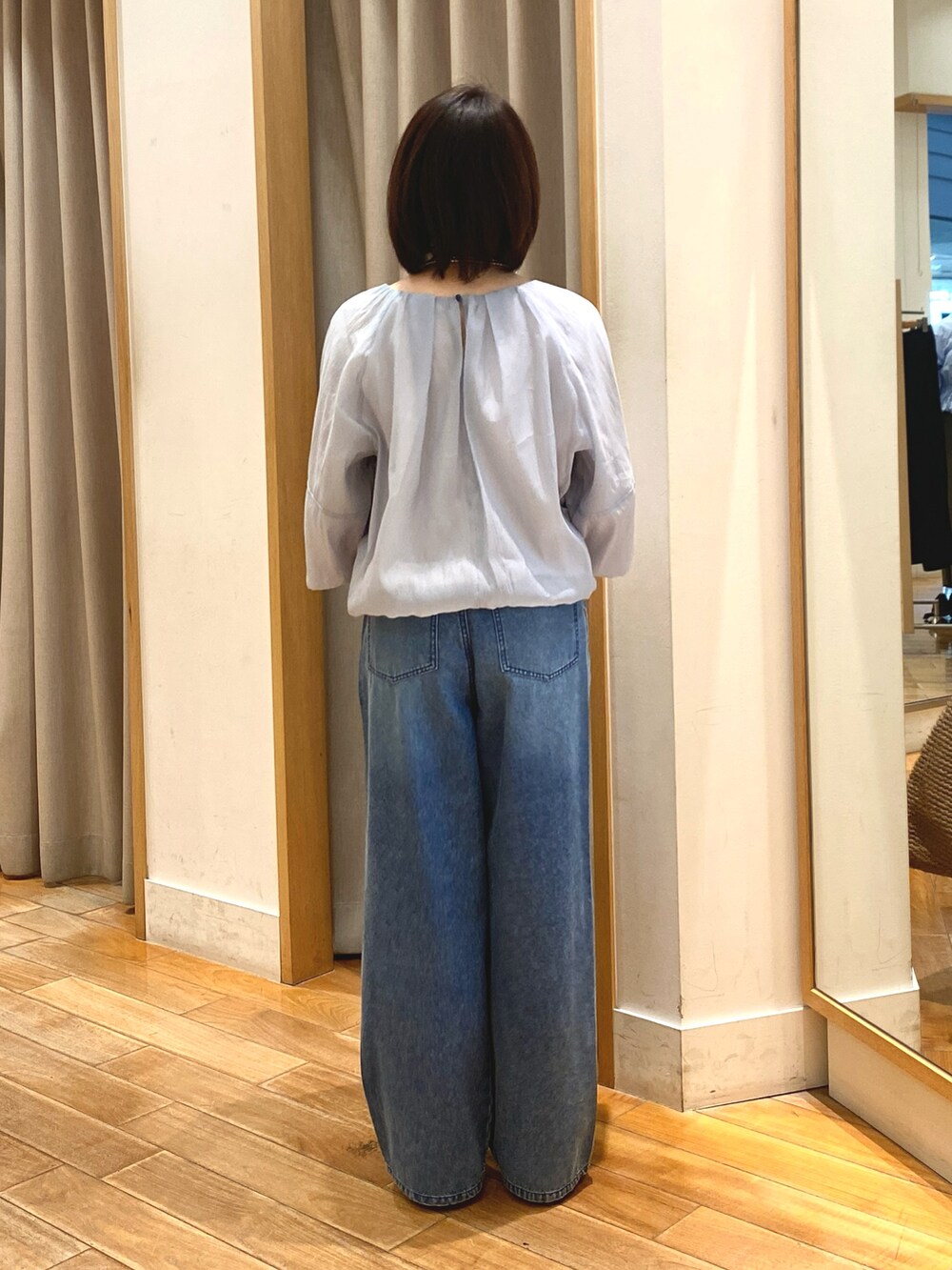 ブルー系のデニムパンツ、ブルー系のシャツ/ブラウス、シルバー系のネックレスを着用したレディースの春コーディネートの6枚目の写真