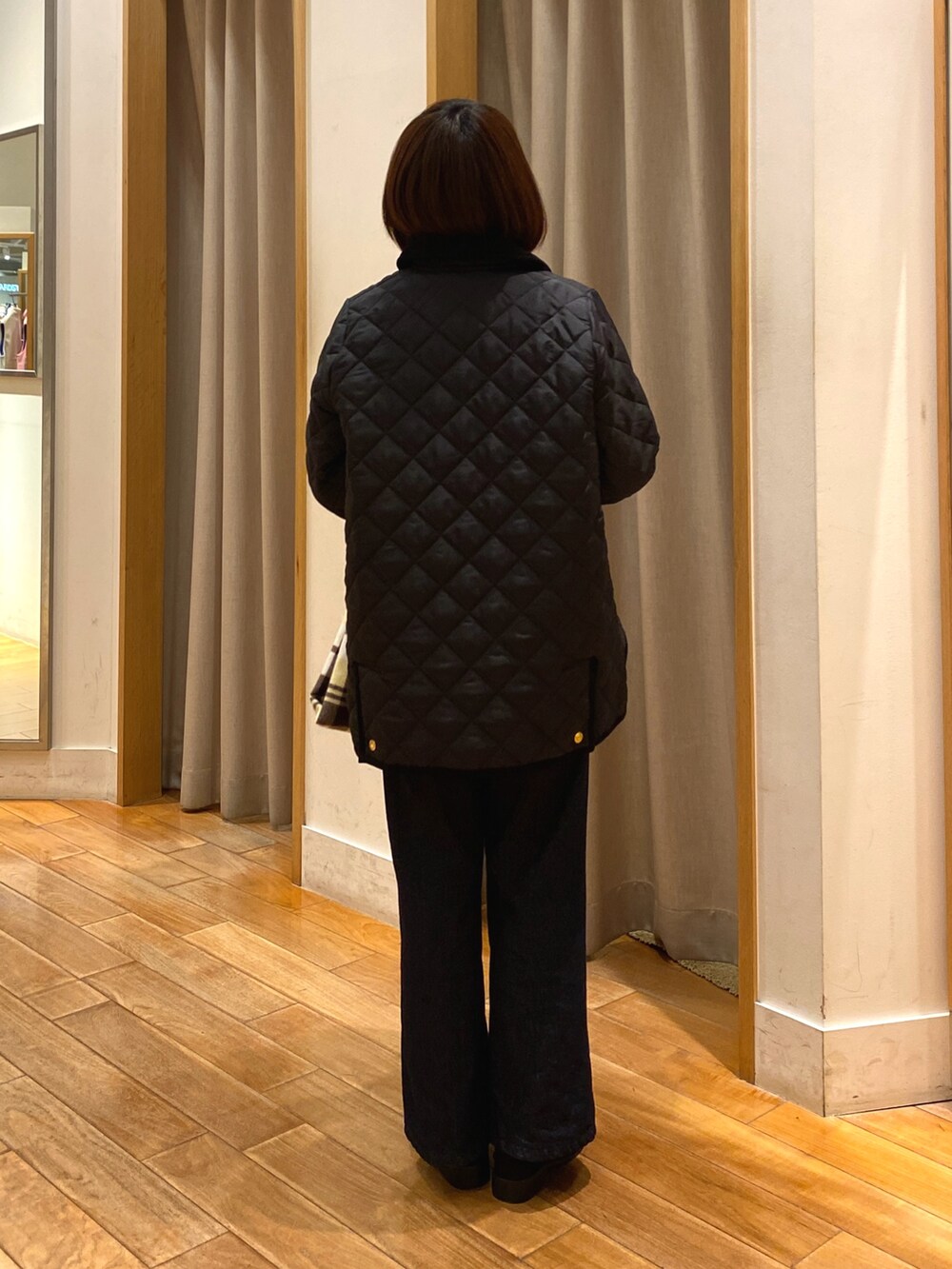 ブルー系のデニムパンツ、ブラック系のブルゾン、グリーン系のショルダーバッグを着用したレディースの秋コーディネートの7枚目の写真