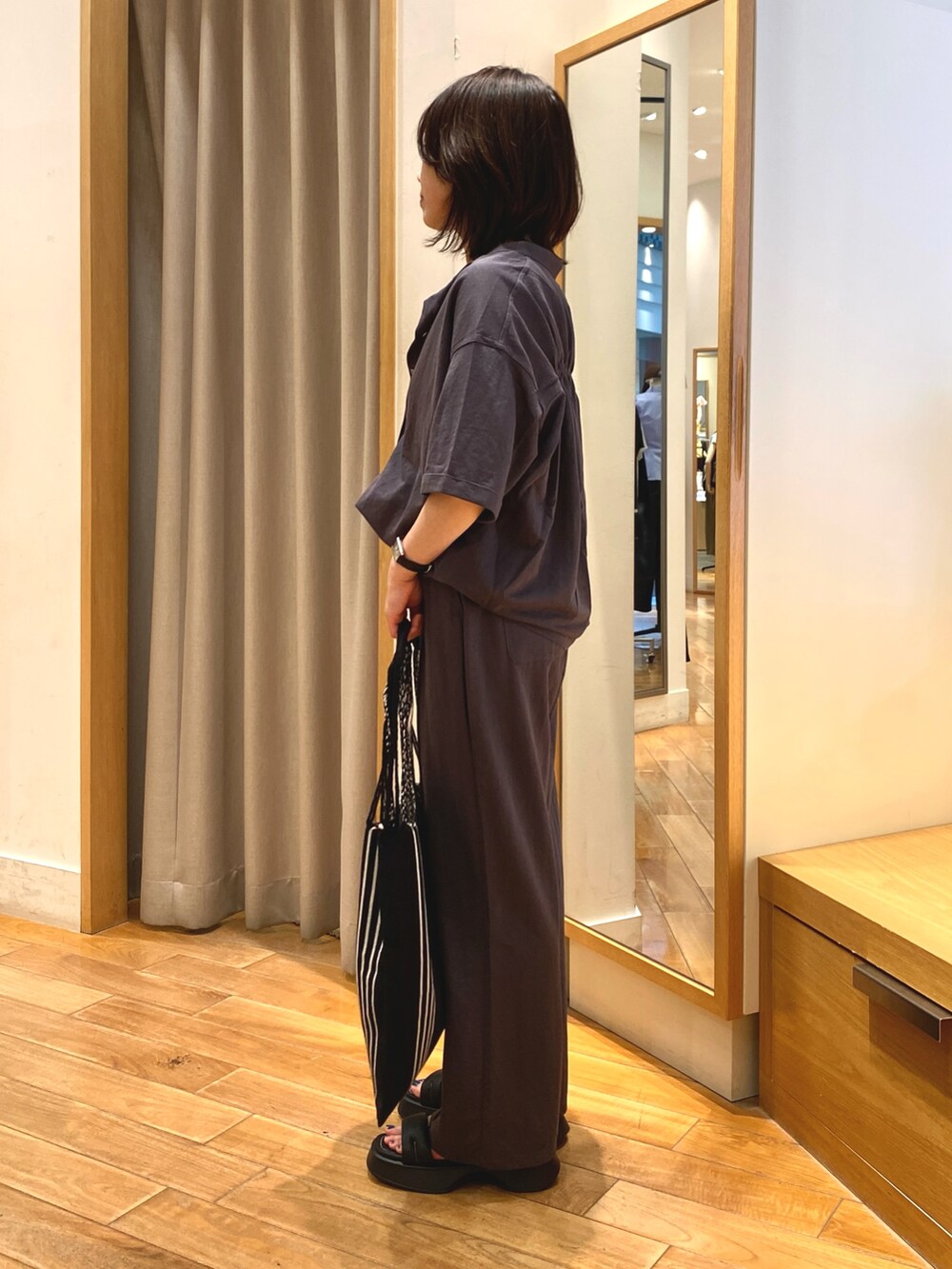 グレー系のその他パンツ、ホワイト系のトートバッグ、グレー系のシャツ/ブラウスを着用したレディースの夏コーディネートの7枚目の写真