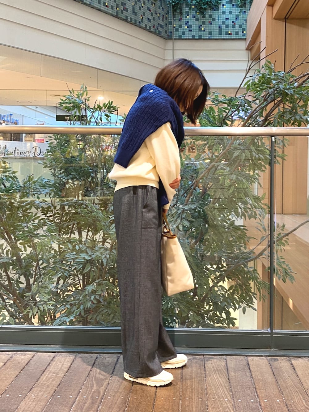 ホワイト系のニット/セーター、ブルー系のニット/セーター、イエロー系のショルダーバッグを着用したレディースの冬コーディネートの4枚目の写真