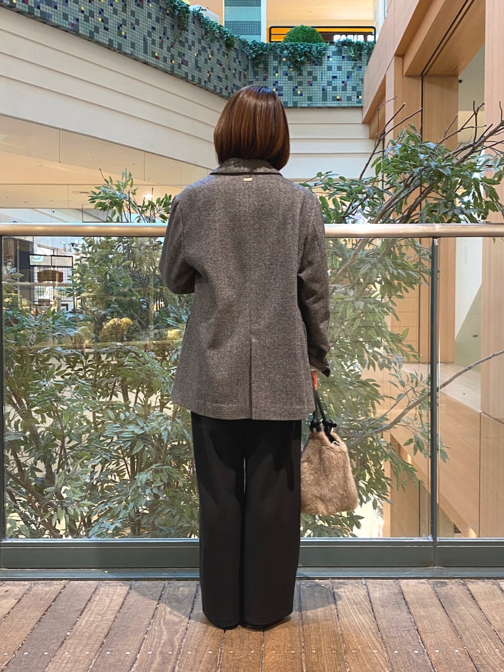 ブラック系のその他トップス、グレー系のテーラードジャケット、ブラック系のその他パンツを着用したレディースの秋コーディネートの5枚目の写真