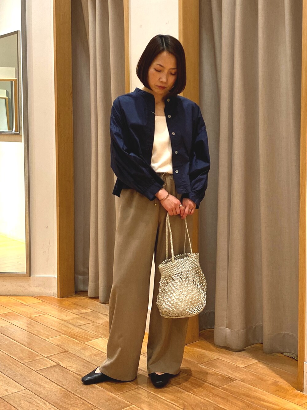 ホワイト系のタンクトップ、ブルー系のシャツ/ブラウス、ベージュ系のその他パンツを着用したレディースの春コーディネートの2枚目の写真