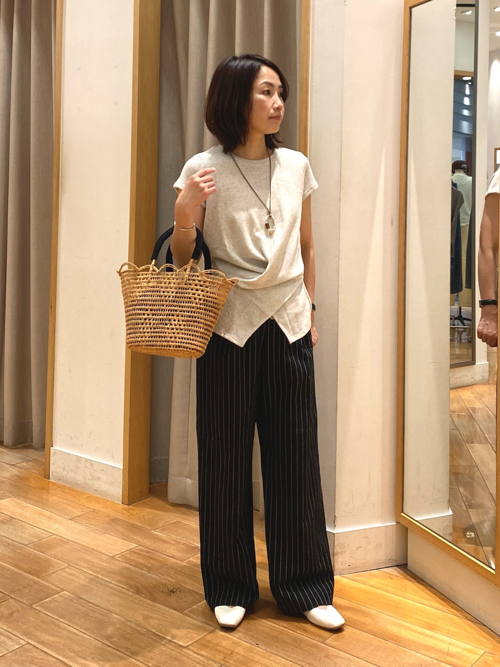 ホワイト系のTシャツ/カットソー、ブラック系のかごバッグ、ブラック系のその他パンツを着用したレディースの夏コーディネートの2枚目の写真