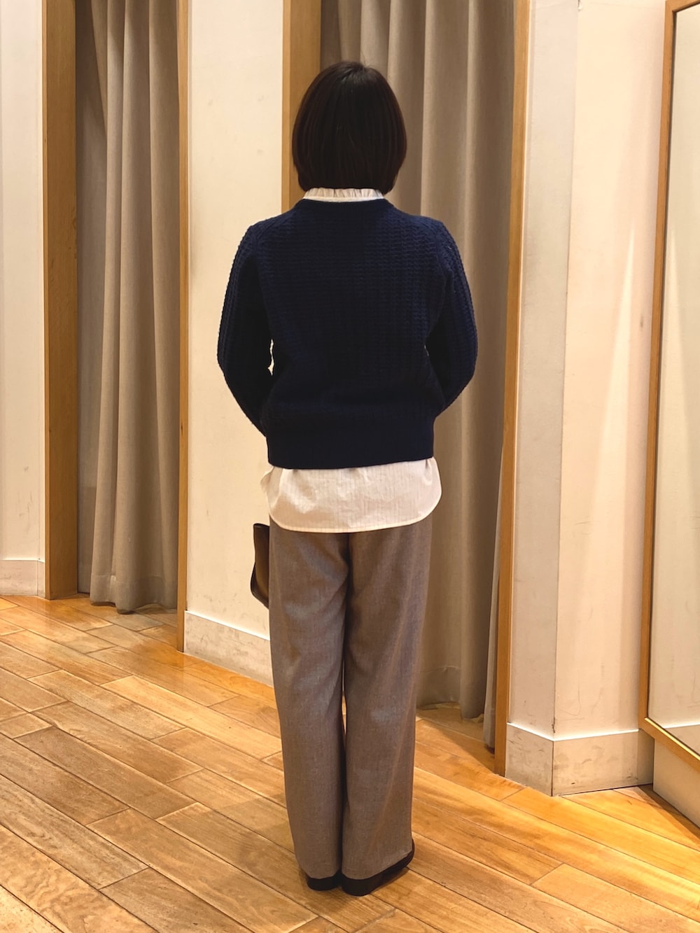 ベージュ系のその他パンツ、ホワイト系のシャツ/ブラウス、ブルー系のニット/セーターを着用したレディースの冬コーディネートの6枚目の写真