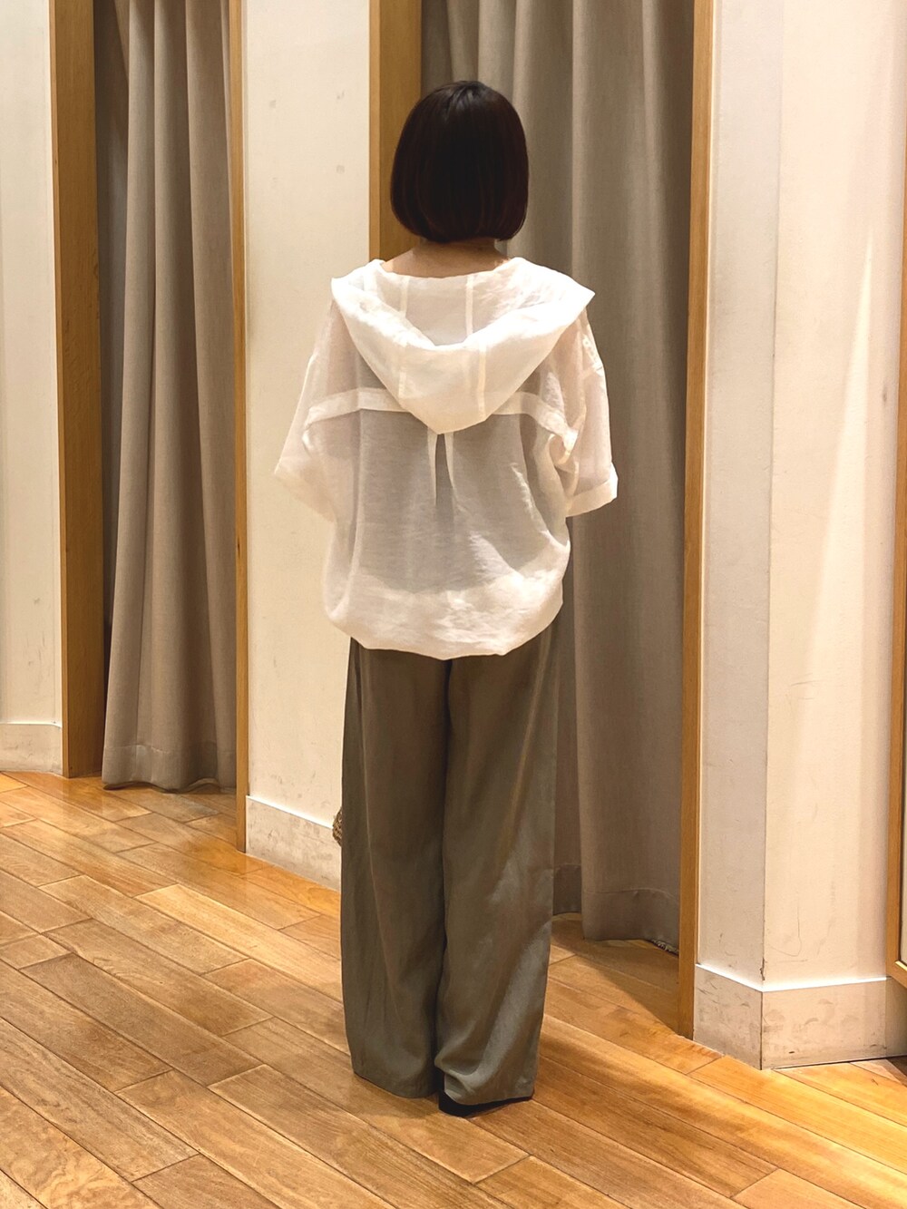 ホワイト系のシャツ/ブラウス、ブラウン系のTシャツ/カットソー、ブラウン系のかごバッグを着用したレディースの夏コーディネートの5枚目の写真