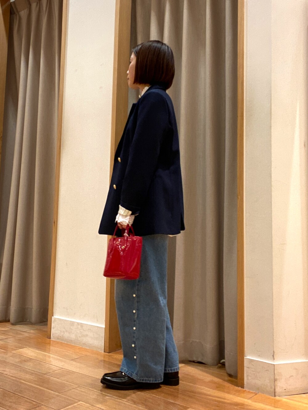 ブルー系のテーラードジャケット、ホワイト系のシャツ/ブラウス、レッド系のショルダーバッグを着用したレディースの春コーディネートの4枚目の写真