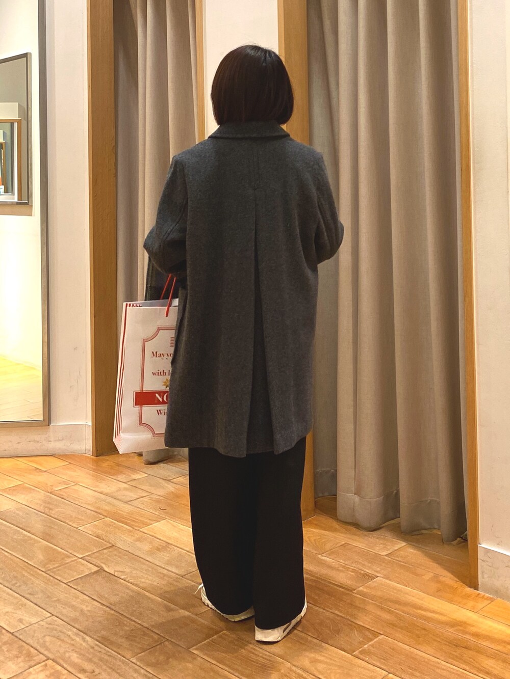 グレー系のダッフルコート、ホワイト系のTシャツ/カットソー、ブラック系のその他パンツを着用したレディースの冬コーディネートの7枚目の写真