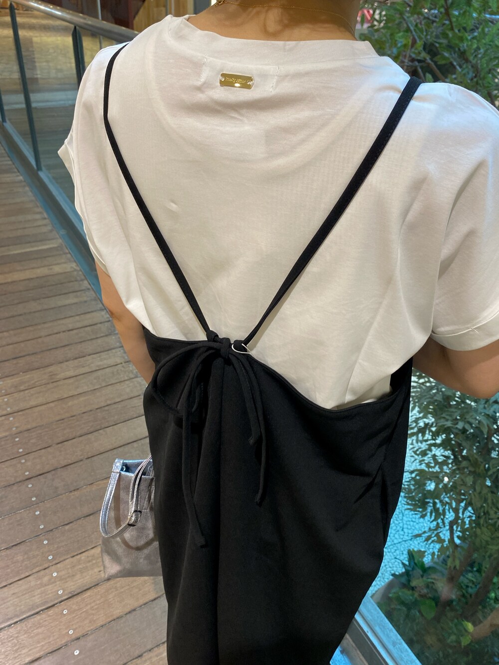 ブラック系のワンピース、シルバー系のショルダーバッグ、ホワイト系のTシャツ/カットソーを着用したレディースの夏コーディネートの6枚目の写真
