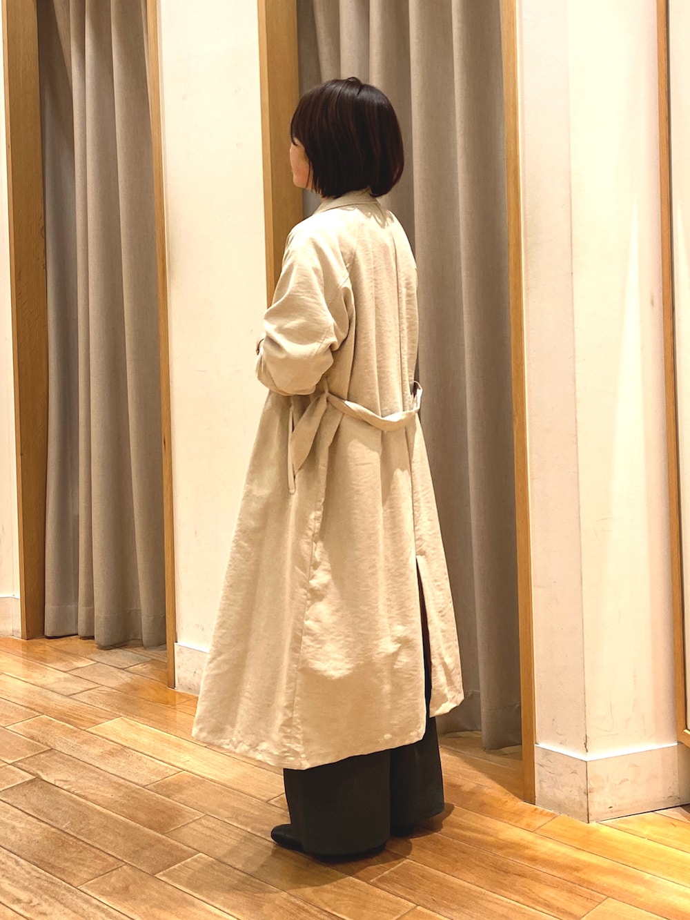 ホワイト系のシャツ/ブラウス、ベージュ系のトレンチコート、グレー系のその他パンツを着用したレディースの春コーディネートの5枚目の写真