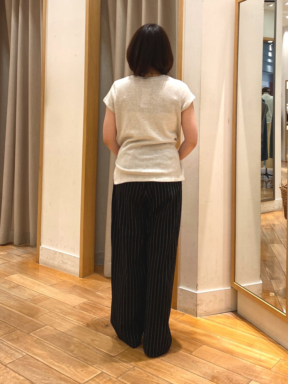 ホワイト系のTシャツ/カットソー、ブラック系のかごバッグ、ブラック系のその他パンツを着用したレディースの夏コーディネートの7枚目の写真
