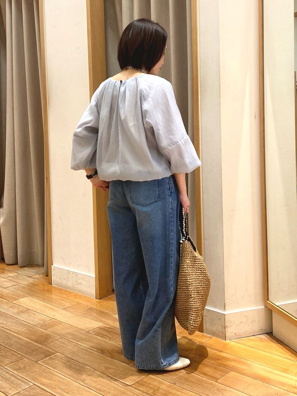 ブルー系のデニムパンツ、ブルー系のシャツ/ブラウス、シルバー系のネックレスを着用したレディースの春コーディネートの5枚目の写真