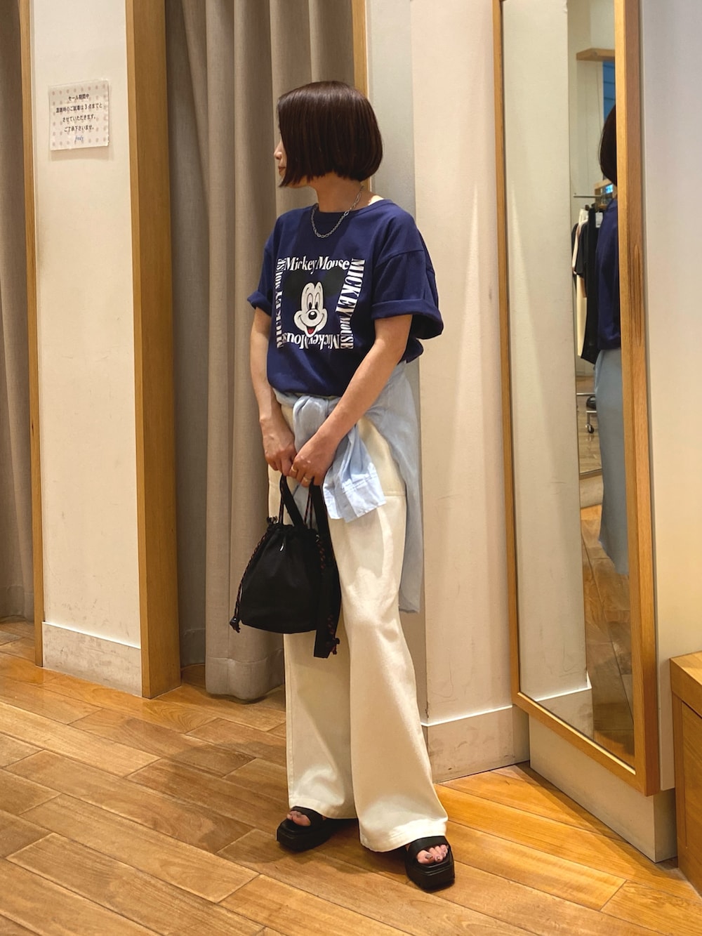 ブルー系のTシャツ/カットソー、ホワイト系のデニムパンツ、ブラック系のショルダーバッグを着用したレディースの夏コーディネートの3枚目の写真