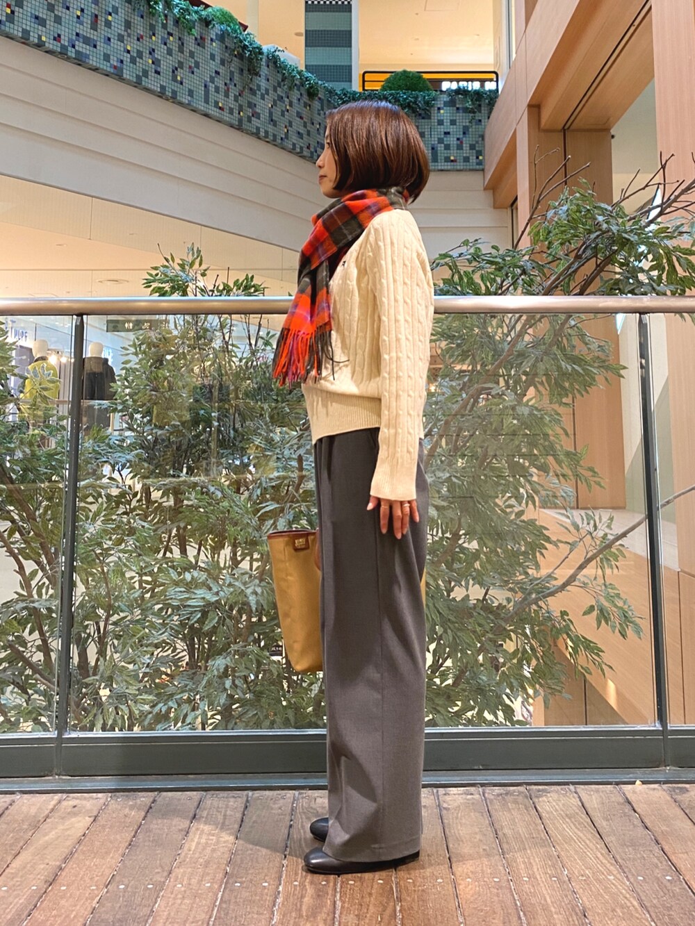 ホワイト系のニット/セーター、グレー系のその他パンツ、イエロー系のショルダーバッグを着用したレディースの秋コーディネートの5枚目の写真