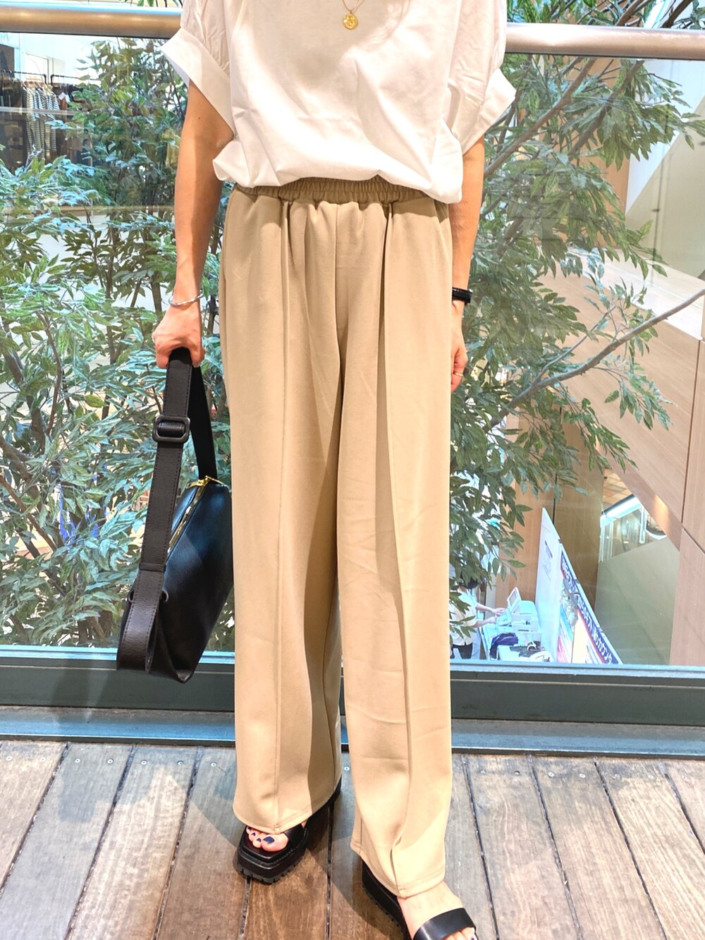 ホワイト系のTシャツ/カットソー、ブラック系のその他パンツ、ブラック系のショルダーバッグを着用したレディースの夏コーディネートの7枚目の写真