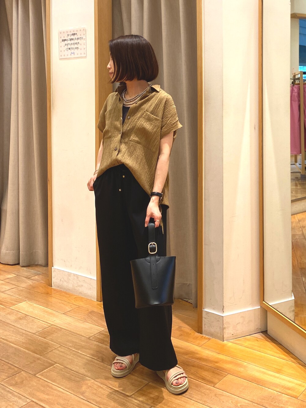 ブラック系のその他パンツ、イエロー系のシャツ/ブラウス、ブラック系のショルダーバッグを着用したレディースの夏コーディネートの2枚目の写真