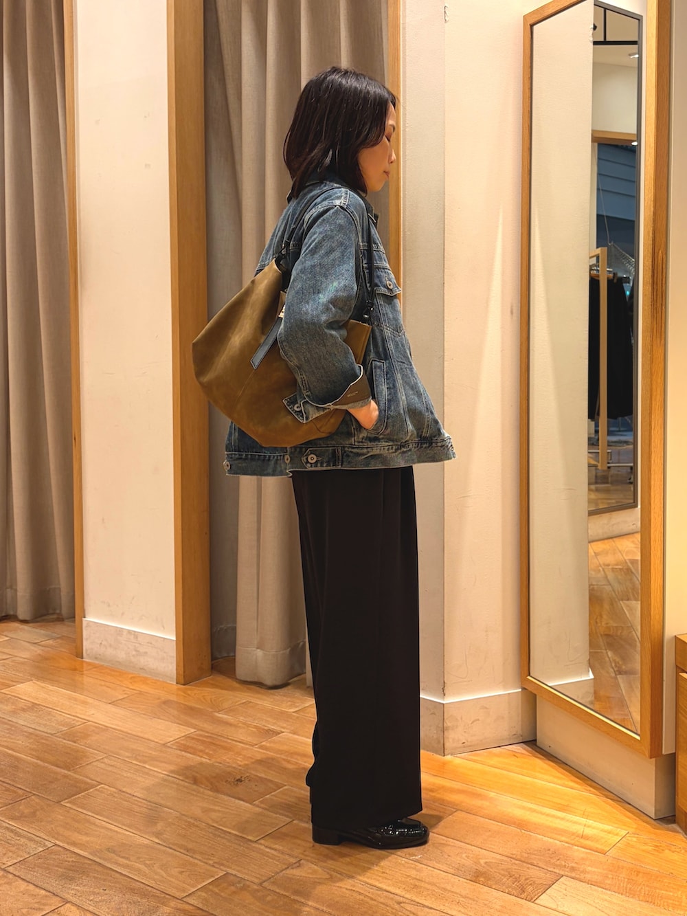 ブラック系のその他パンツ、ブルー系のデニムジャケット、ブルー系のTシャツ/カットソーを着用したレディースの秋コーディネートの5枚目の写真