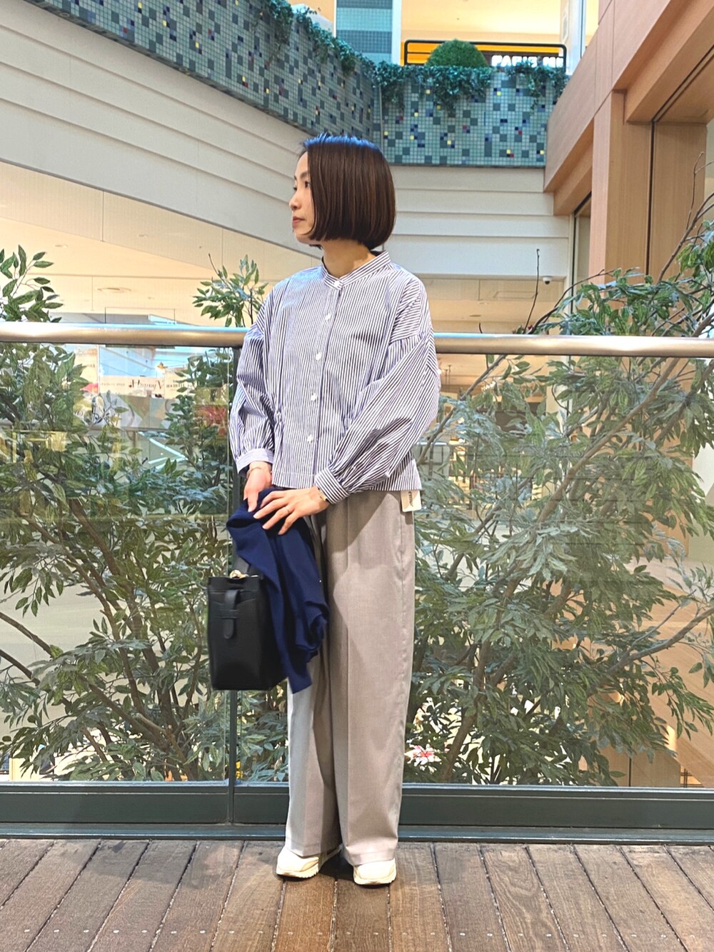 ブルー系のシャツ/ブラウス、ブルー系のカーディガン/ボレロ、グレー系のその他パンツを着用したレディースの冬コーディネートの4枚目の写真