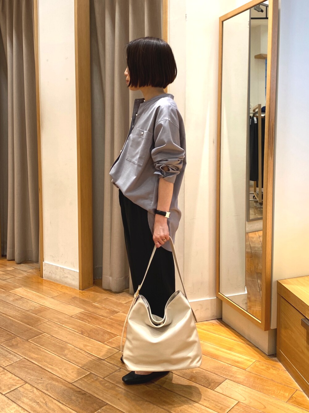 ブラック系のタンクトップ、ブラック系のその他パンツ、ホワイト系のショルダーバッグを着用したレディースの春コーディネートの4枚目の写真