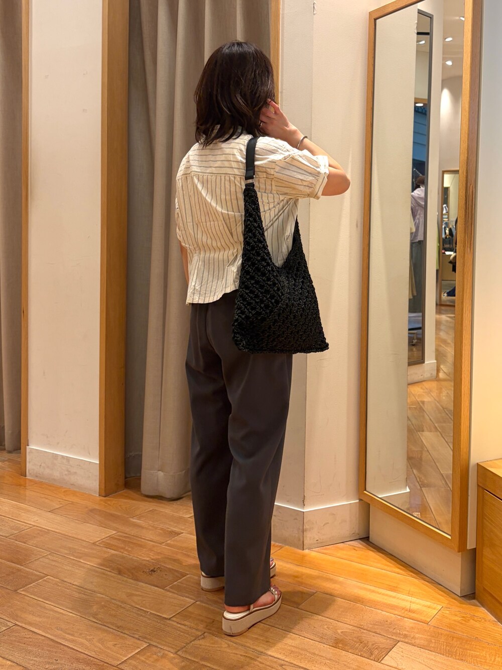 グレー系のその他パンツ、ホワイト系のシャツ/ブラウス、ブラック系のショルダーバッグを着用したレディースの夏コーディネートの6枚目の写真