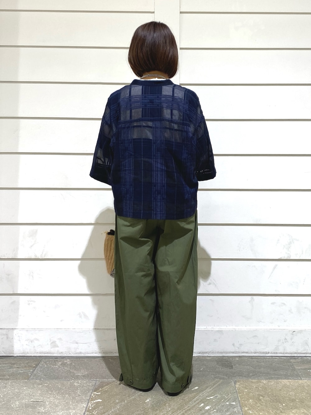 ブルー系のシャツ/ブラウス、グリーン系のその他パンツ、ベージュ系のかごバッグを着用したレディースの夏コーディネートの6枚目の写真
