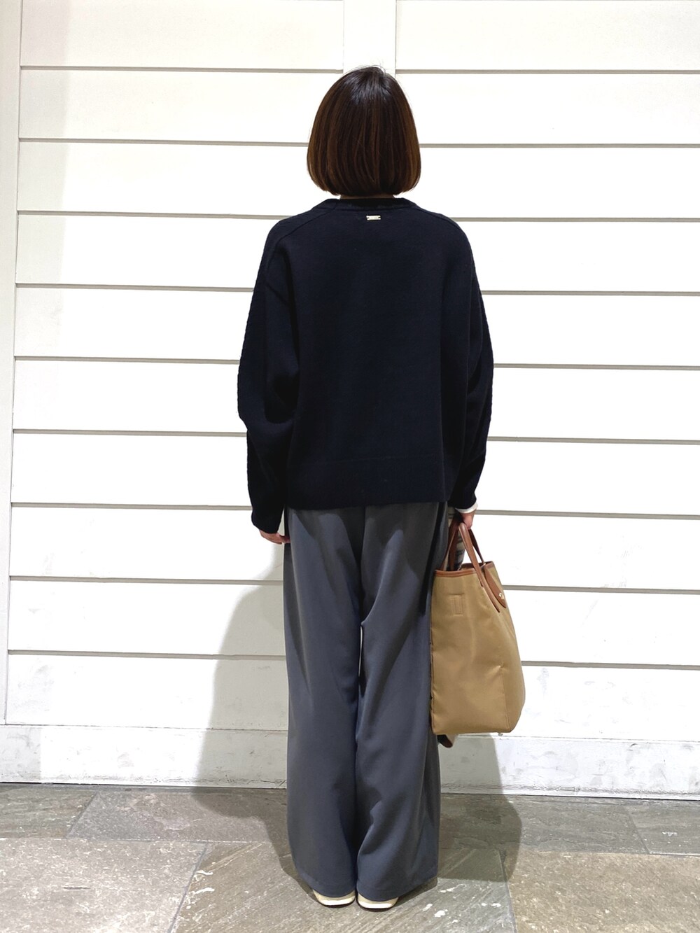 ブラック系のニット/セーター、イエロー系のショルダーバッグ、グレー系のその他パンツを着用したレディースの冬コーディネートの5枚目の写真