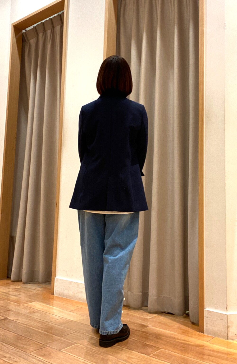 ブルー系のテーラードジャケット、ホワイト系のシャツ/ブラウス、レッド系のショルダーバッグを着用したレディースの春コーディネートの5枚目の写真