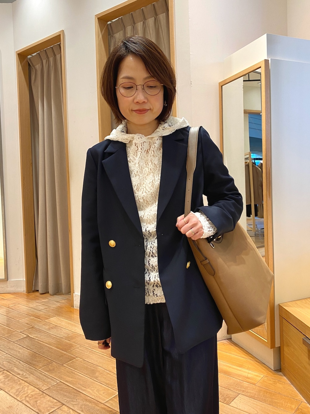 ブラウン系のショルダーバッグ、ホワイト系のTシャツ/カットソー、ブルー系のテーラードジャケットを着用したレディースの春コーディネートの4枚目の写真