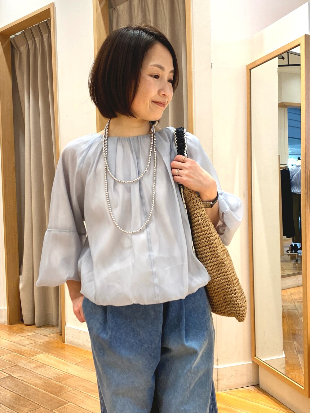 ブルー系のデニムパンツ、ブルー系のシャツ/ブラウス、シルバー系のネックレスを着用したレディースの春コーディネートの3枚目の写真