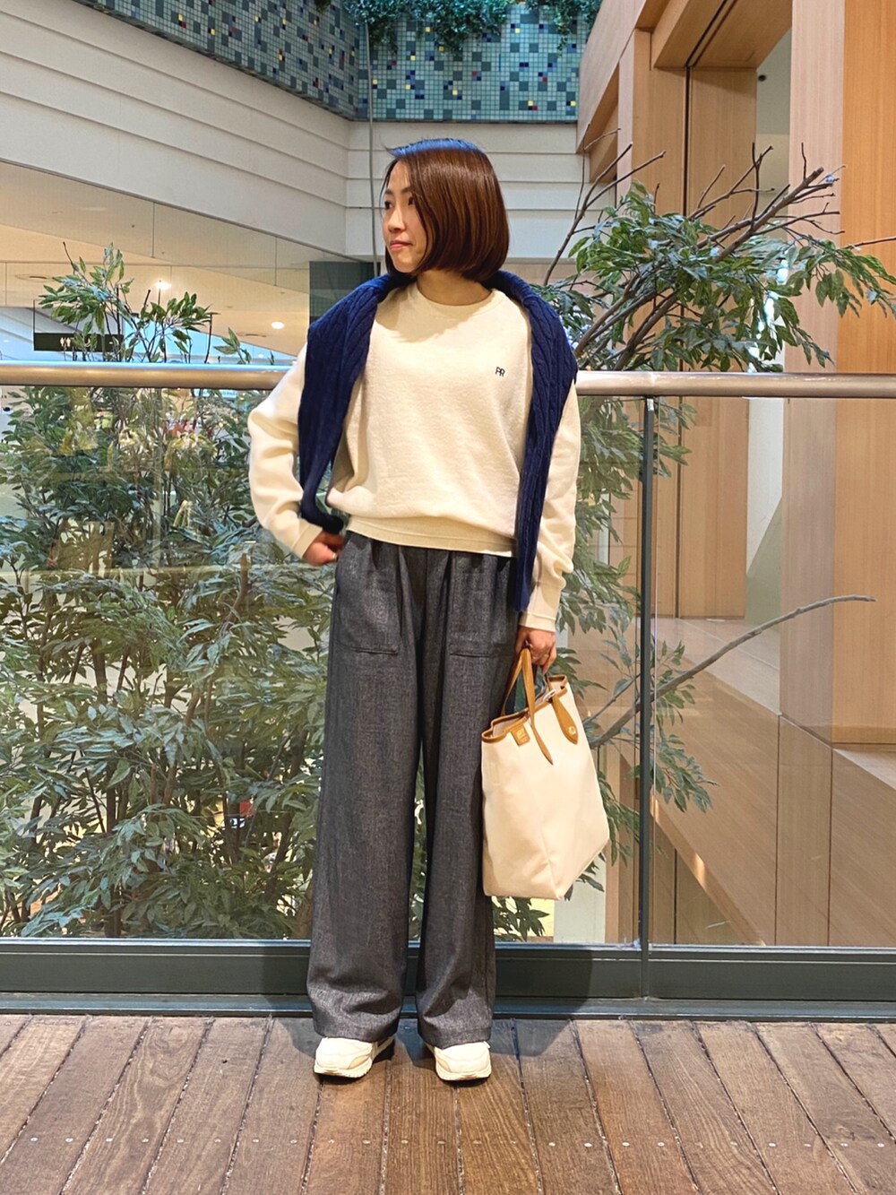 ホワイト系のニット/セーター、ブルー系のニット/セーター、イエロー系のショルダーバッグを着用したレディースの冬コーディネートの2枚目の写真