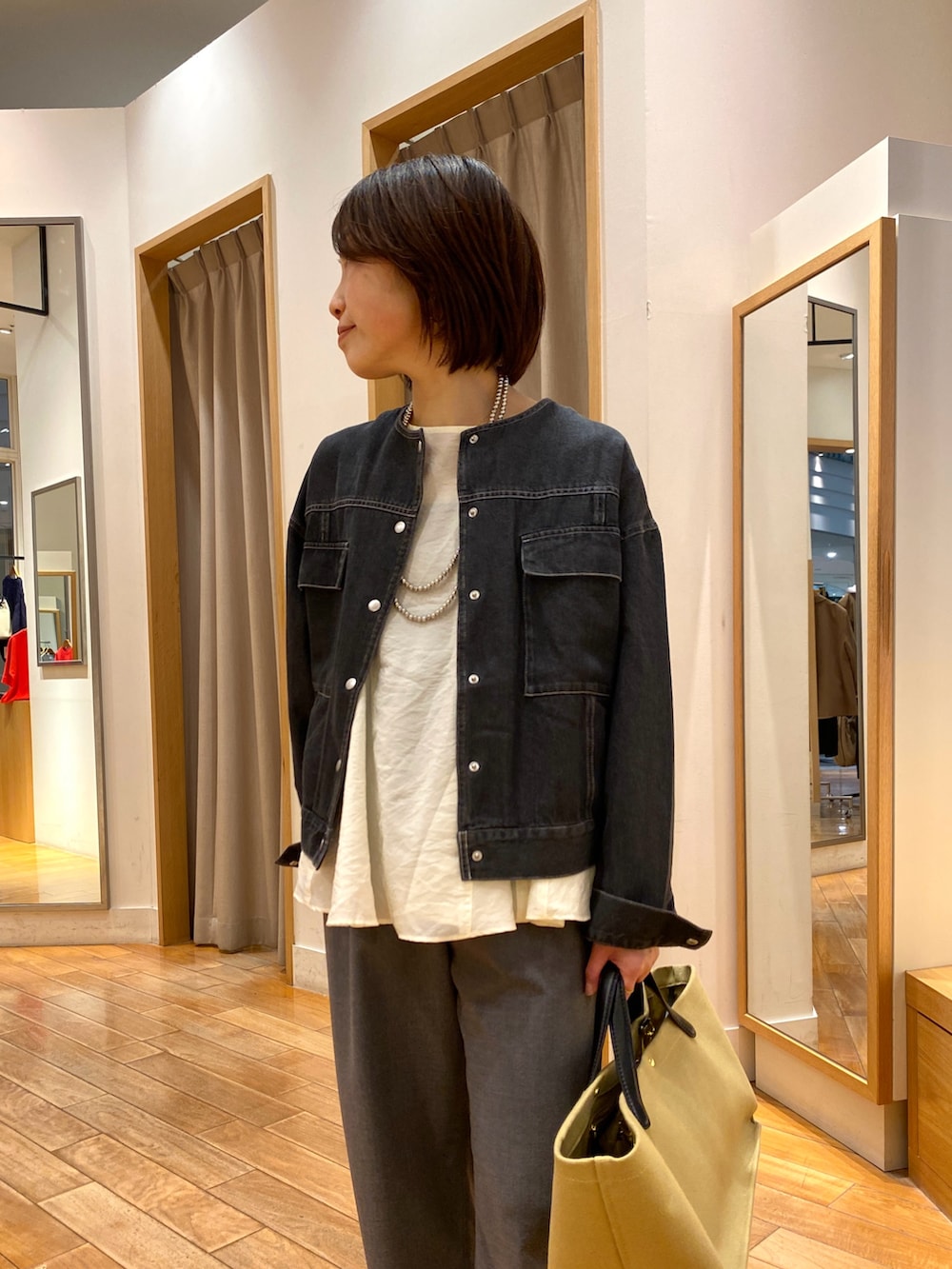 グレー系のその他パンツ、ホワイト系のシャツ/ブラウス、ブラック系のノーカラージャケットを着用したレディースの春コーディネートの3枚目の写真