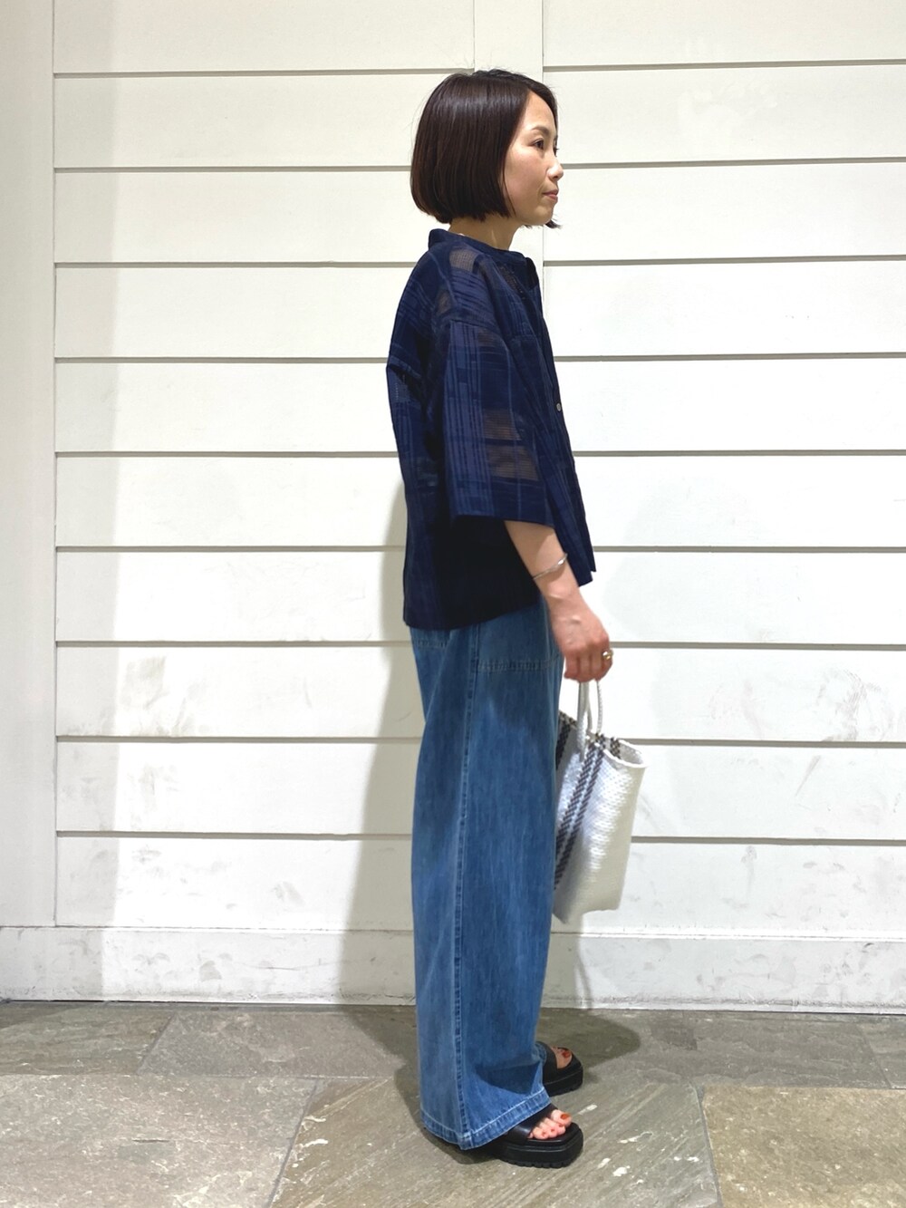 ブルー系のデニムパンツ、ブルー系のシャツ/ブラウス、ホワイト系のタンクトップを着用したレディースの夏コーディネートの6枚目の写真