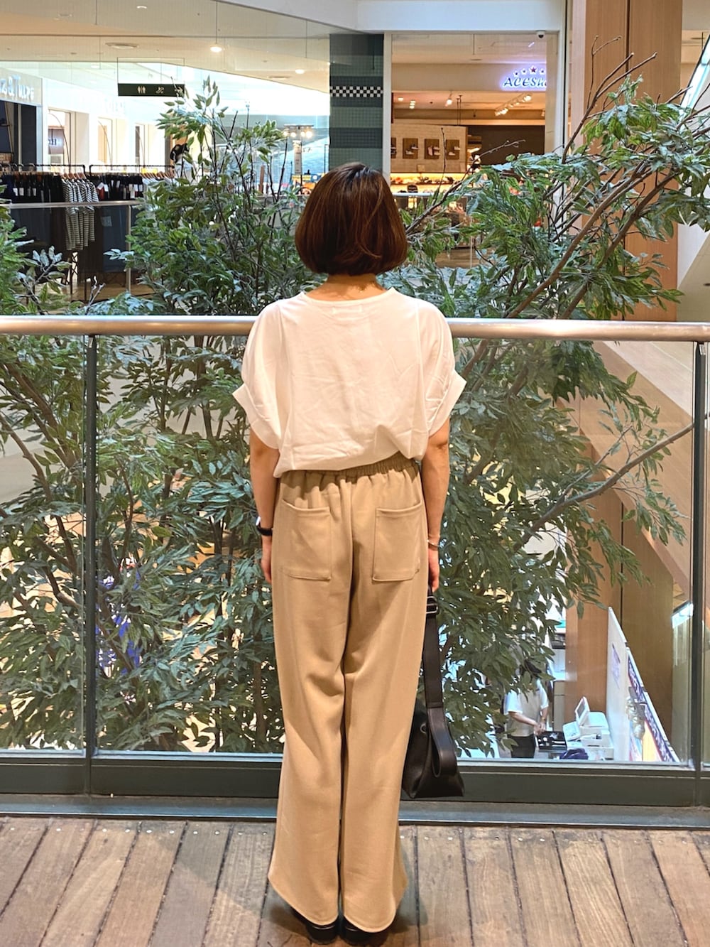 ホワイト系のTシャツ/カットソー、ブラック系のその他パンツ、ブラック系のショルダーバッグを着用したレディースの夏コーディネートの5枚目の写真