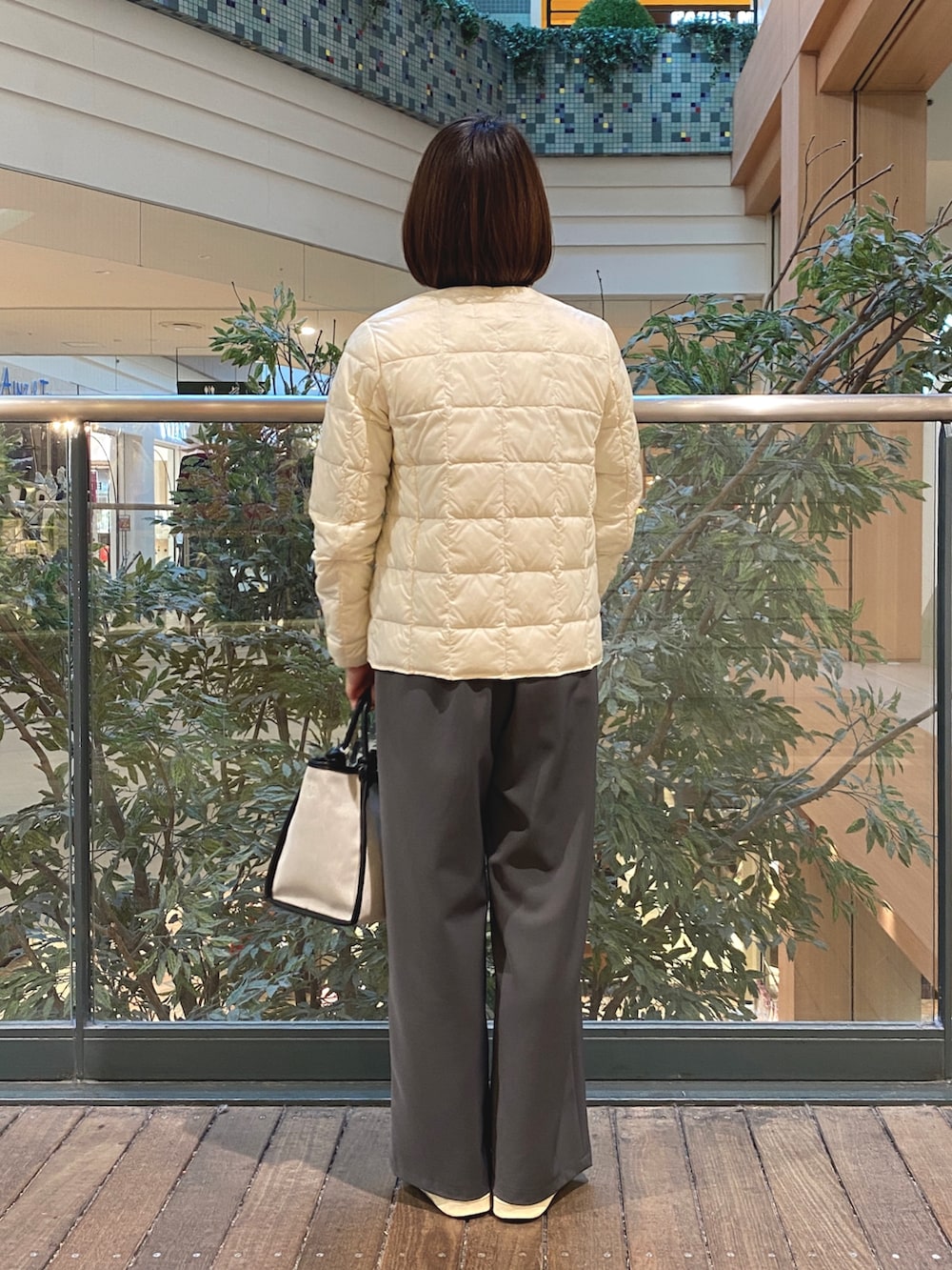 グレー系のその他トップス、ホワイト系のダウンジャケット/コート、グレー系のその他パンツを着用したレディースの冬コーディネートの5枚目の写真