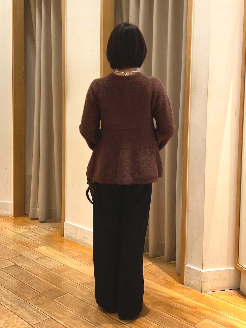 ブラック系のその他パンツ、ブラック系のショルダーバッグ、ブラウン系のニット/セーターを着用したレディースの冬コーディネートの6枚目の写真