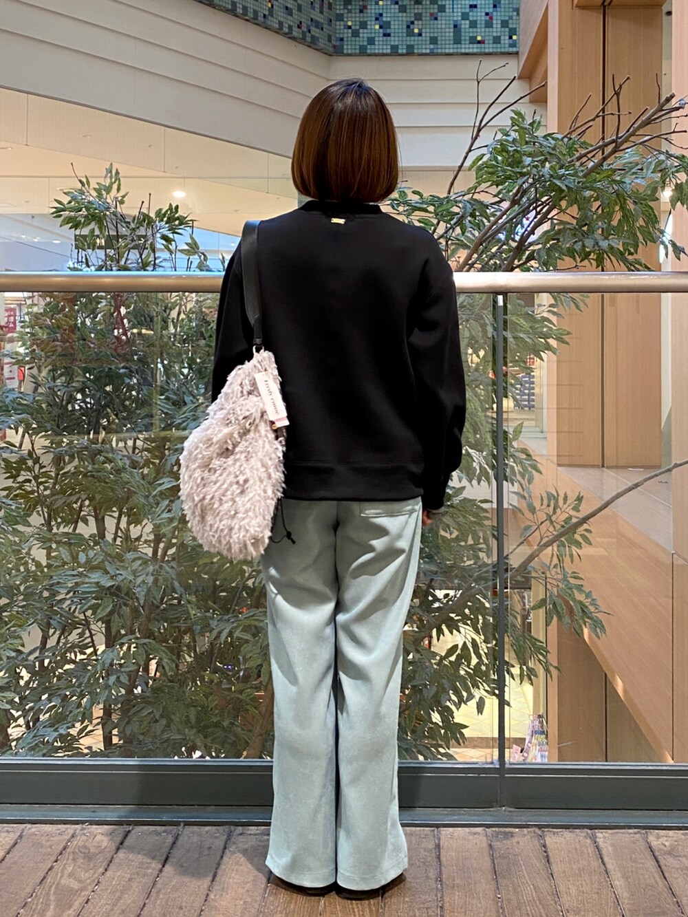 ブルー系のその他パンツ、グレー系のハンドバッグ、ブラック系のTシャツ/カットソーを着用したレディースの冬コーディネートの5枚目の写真