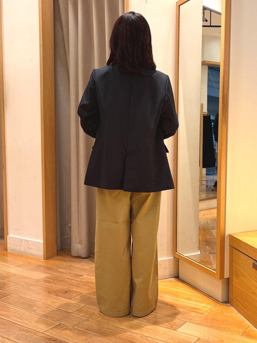 ベージュ系のその他パンツ、ブルー系のテーラードジャケット、ホワイト系のTシャツ/カットソーを着用したレディースの秋コーディネートの8枚目の写真