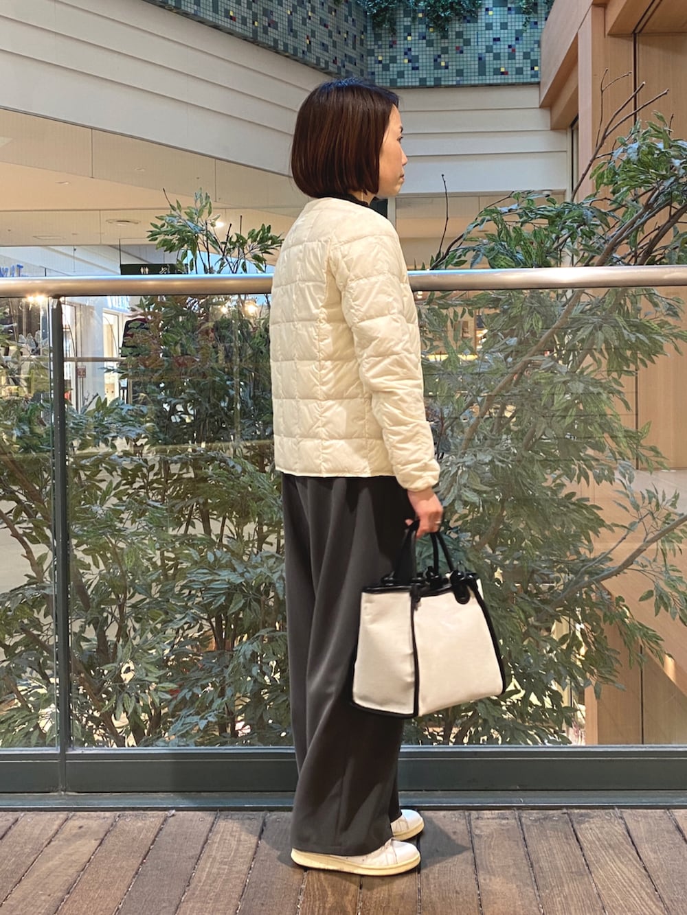 グレー系のその他トップス、ホワイト系のダウンジャケット/コート、グレー系のその他パンツを着用したレディースの冬コーディネートの3枚目の写真