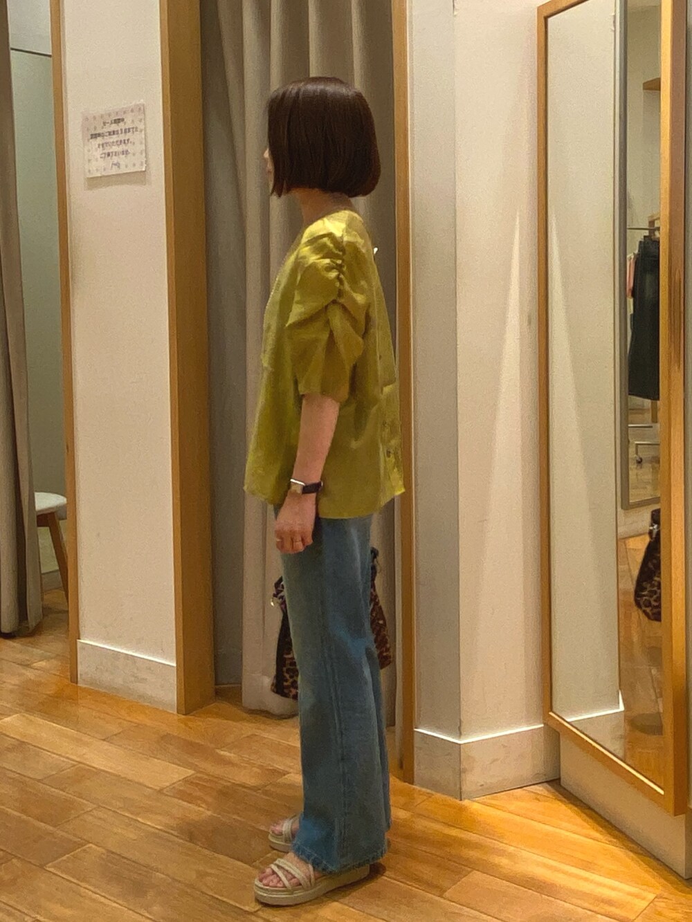 ブルー系のデニムパンツ、イエロー系のシャツ/ブラウスを着用したレディースの夏コーディネートの3枚目の写真