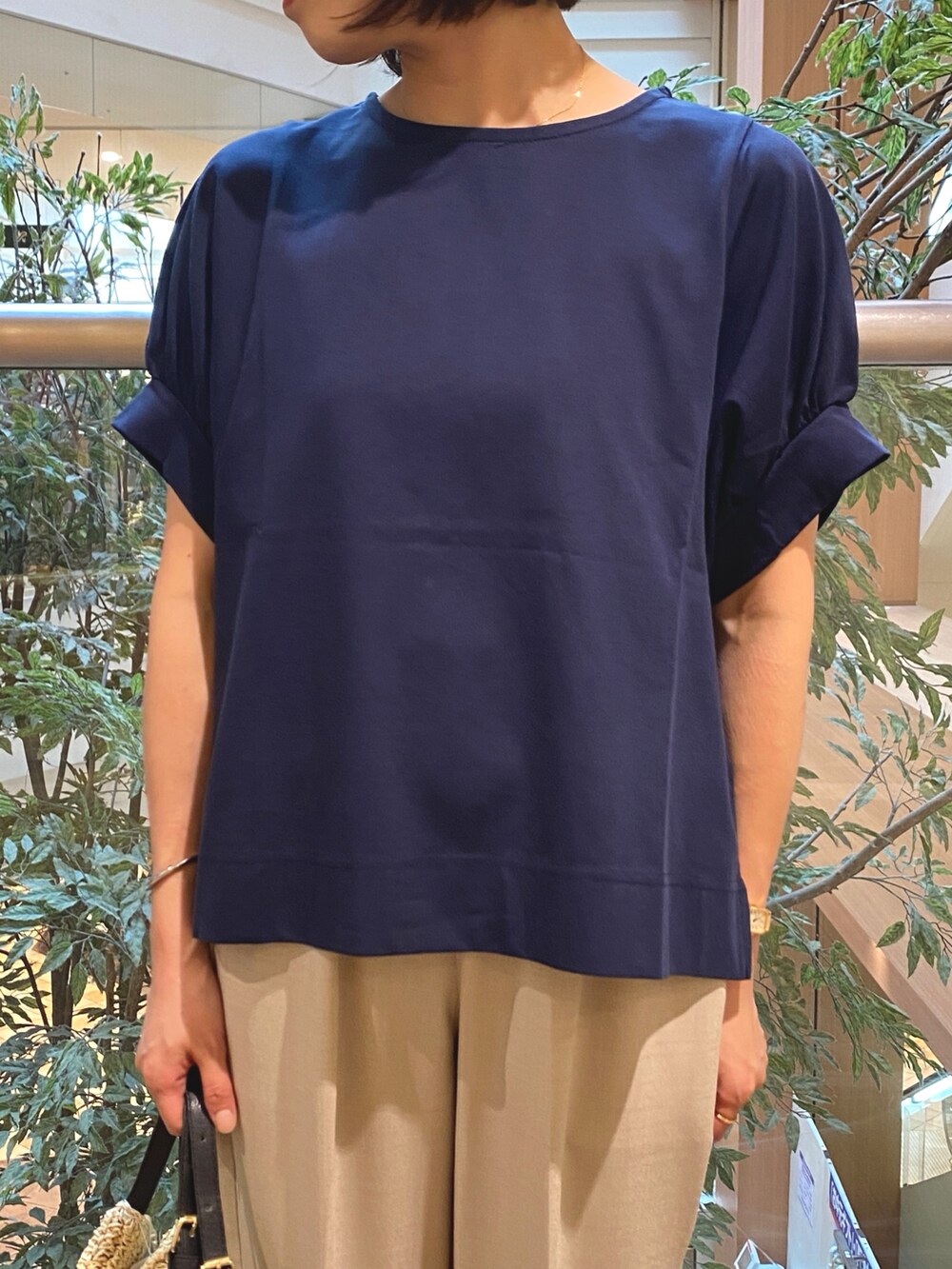 ブルー系のTシャツ/カットソー、ベージュ系のかごバッグ、ベージュ系のその他パンツを着用したレディースの夏コーディネートの8枚目の写真