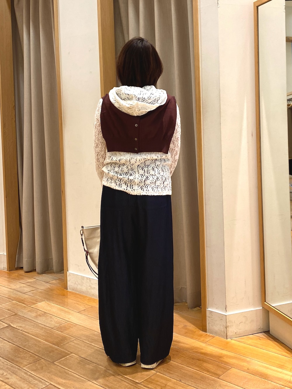 ホワイト系のTシャツ/カットソー、ホワイト系のショルダーバッグを着用したレディースの春コーディネートの6枚目の写真