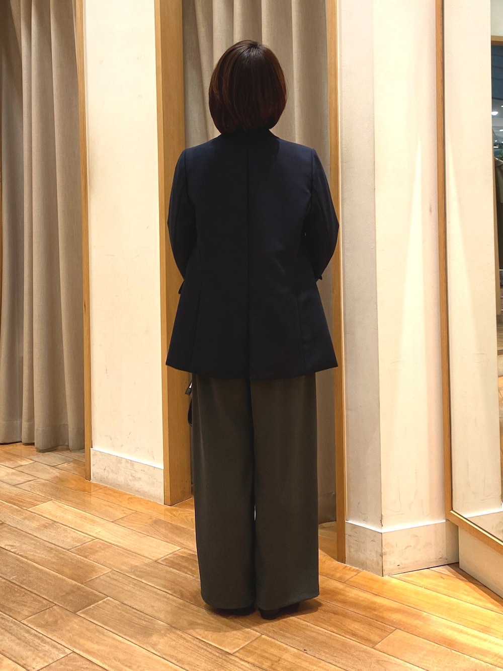 グレー系のその他パンツ、ブラック系のショルダーバッグ、ホワイト系のシャツ/ブラウスを着用したレディースの春コーディネートの7枚目の写真