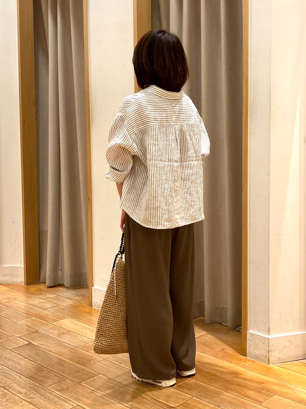 ブラウン系のその他パンツ、ベージュ系のトートバッグ、ベージュ系のシャツ/ブラウスを着用したレディースの春コーディネートの8枚目の写真