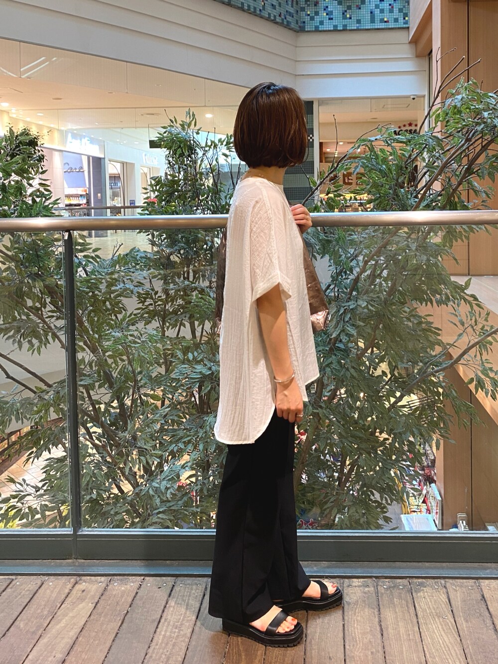 ホワイト系のシャツ/ブラウス、ブラック系のその他パンツ、シルバー系のトートバッグを着用したレディースの夏コーディネートの5枚目の写真