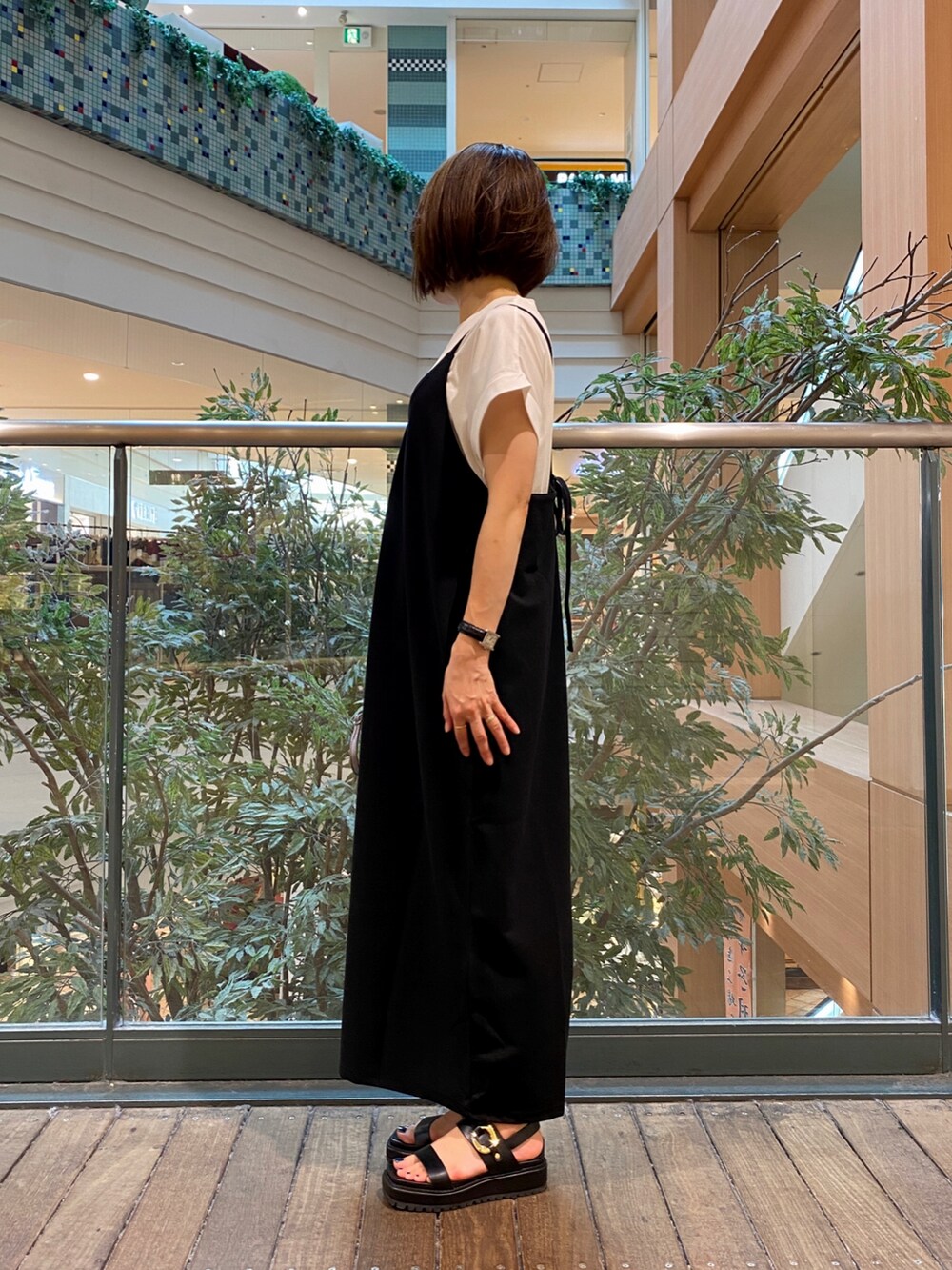 ブラック系のワンピース、シルバー系のショルダーバッグ、ホワイト系のTシャツ/カットソーを着用したレディースの夏コーディネートの4枚目の写真