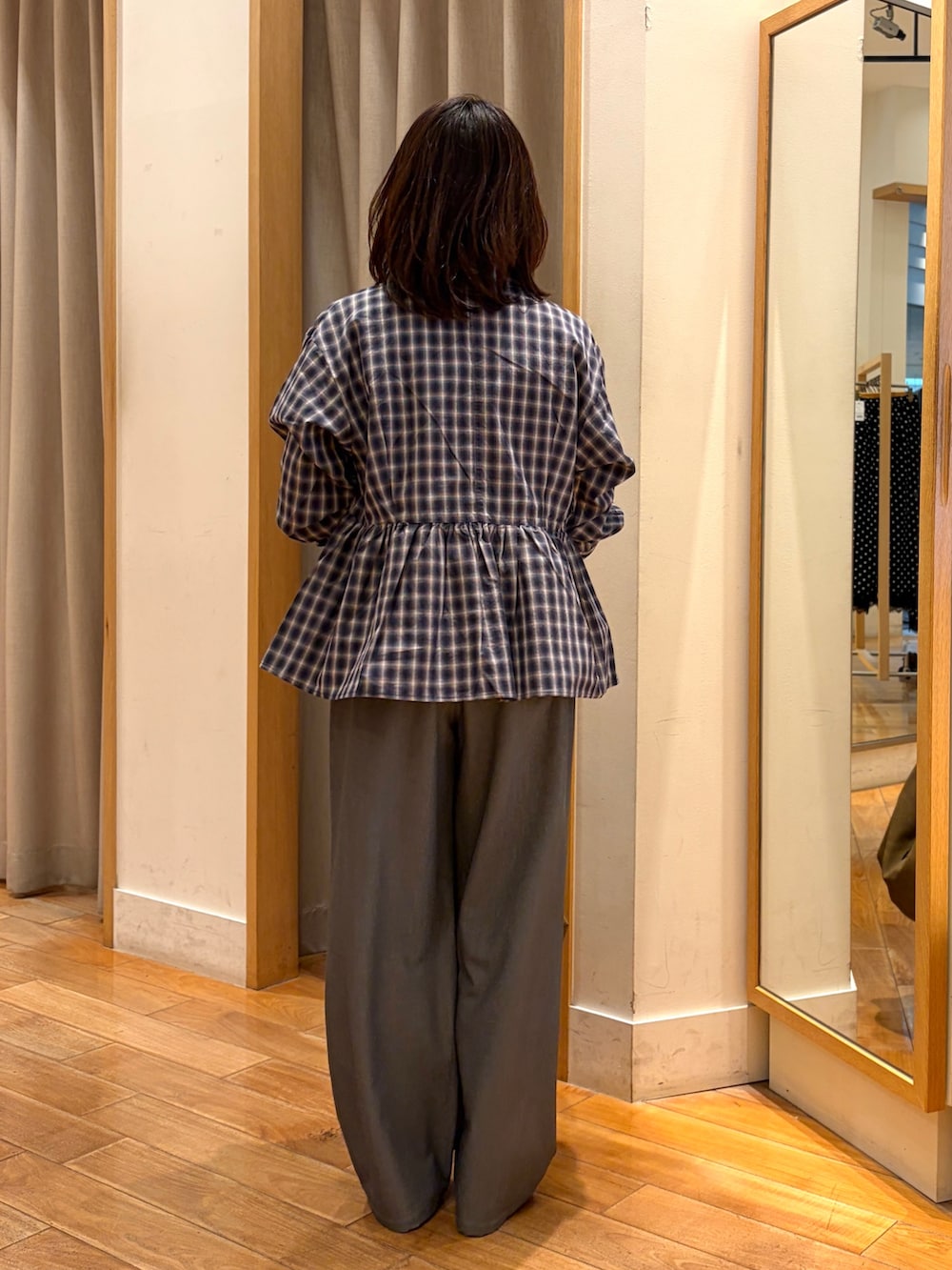 ブラック系のシャツ/ブラウス、ホワイト系のキャミソール、グレー系のその他パンツを着用したレディースの夏コーディネートの7枚目の写真