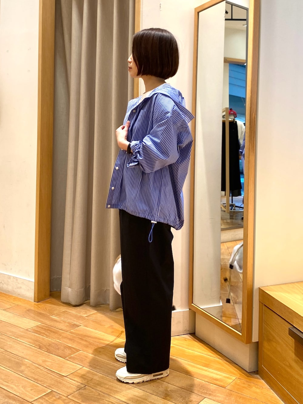 ホワイト系のトートバッグ、ブルー系のシャツ/ブラウス、ホワイト系のTシャツ/カットソーを着用したレディースの春コーディネートの4枚目の写真