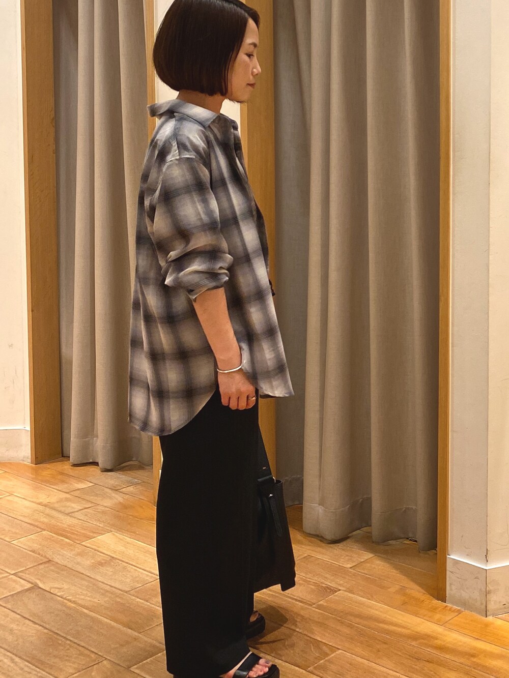 グレー系のシャツ/ブラウス、グレー系のTシャツ/カットソー、ブラック系のショルダーバッグを着用したレディースの夏コーディネートの6枚目の写真