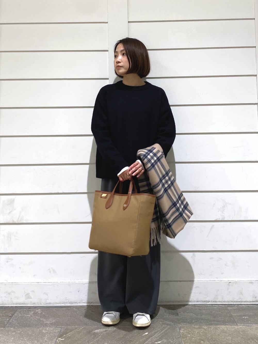 ブラック系のニット/セーター、イエロー系のショルダーバッグ、グレー系のその他パンツを着用したレディースの冬コーディネートの2枚目の写真