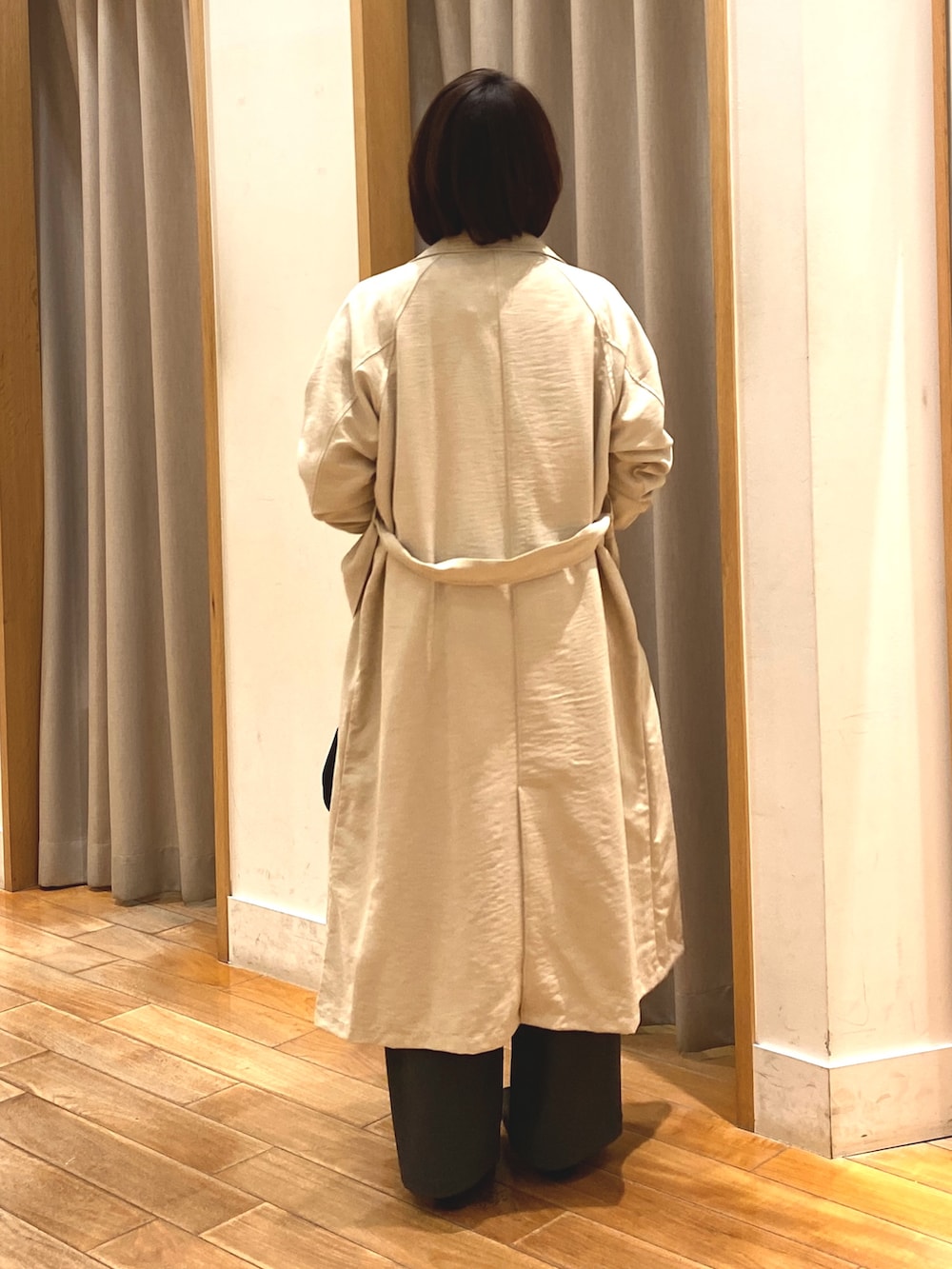 ホワイト系のシャツ/ブラウス、ベージュ系のトレンチコート、グレー系のその他パンツを着用したレディースの春コーディネートの7枚目の写真